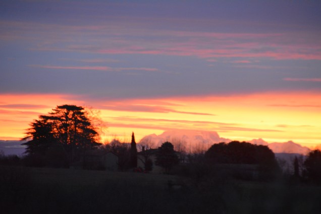 Lever de soleil avec au loin le Mont-Blanc envahit par les nuages au sommet